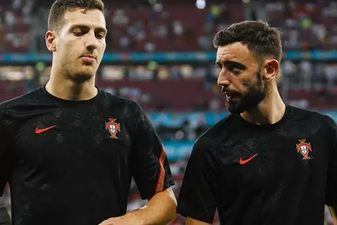 بسبب وفاة جوتا.. مانشستر يونايتد يمدد إجازة برونو ودالوت